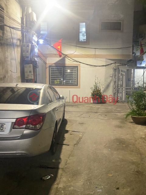 At Xuan Dinh's house, cars are parked at the gate, on the alley of Ngoai Giao Doan, Do Nhuan. _0