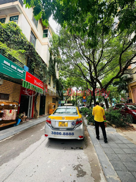 Dinh Cong Urban Area Garage Sidewalk Business Auto Avoid _0