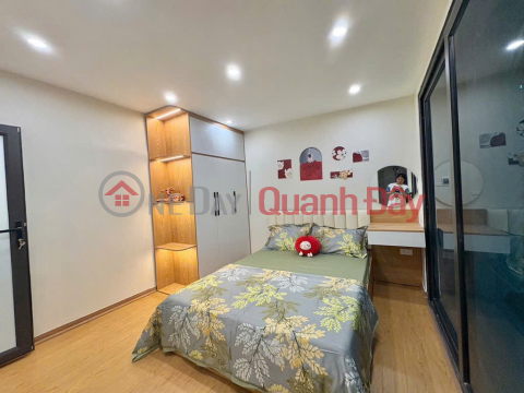 House for sale in Pham Ngoc Thach, car parking at the door, area 90m2, 3 bedrooms, 2 bathrooms. Red book ready for transaction. Contact _0