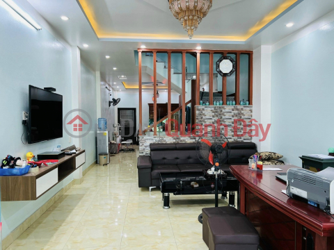 3-storey house, convenient location for shopping _0