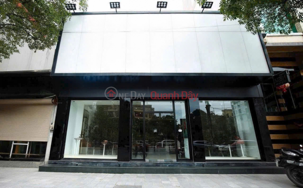 I'm renting out a house on Tran Nhan Tong and Mai Hac De streets, Hai Ba Trung district; 150m2, 1 floor - 33 million VND. Rental Listings