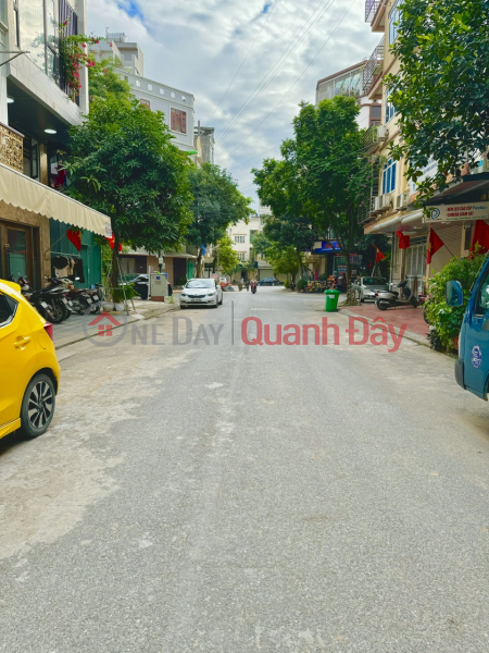 House for sale on Hoang Quoc Viet Street 200m x MT 9.1m 45-seat car avoid 10m sidewalk Sales Listings