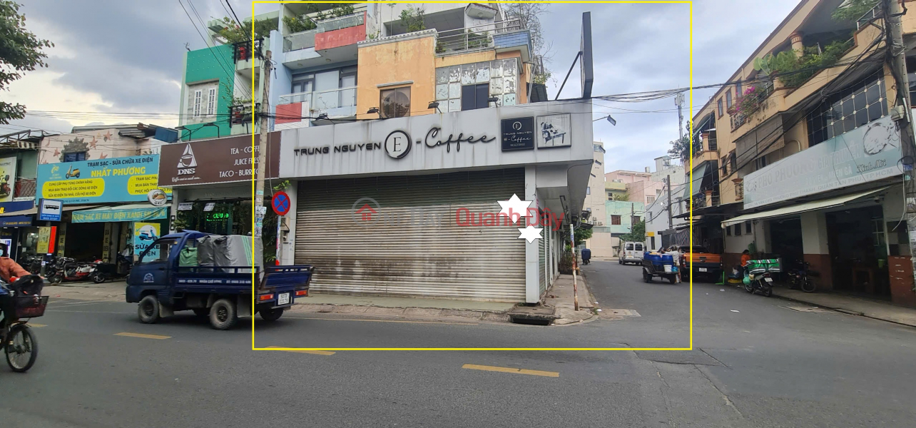 đ 64 Million/ month, RARE - House for rent with 2 frontages on Van Cao Street, 133m2 - 2 FLOORS - CAFE, DINING AREA