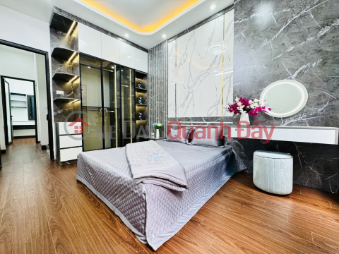 A little over 5 billion cars parked at Nguyen Trai Thanh Xuan street 40m 4 floors beautiful house to live in please contact 0817606560 _0