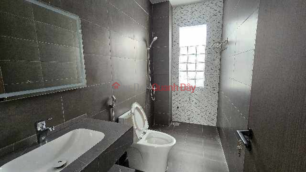 đ 5,99 tỷ Nhà Sân Vườn 2 Tầng, Hòa Xuân cần bán. Mới 100%, Đường 5m5, lề 3m. 100m2, hướng chính Đông. Liên hệ chủ 0767387977