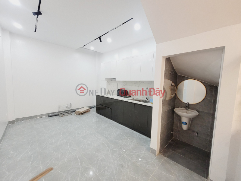 đ 15,5 tỷ | Bán nhà 5 tầng, ô tô đỗ cửa – Ngõ thẳng, cách phố Cầu Giấy chỉ 50m – Giá 15.5 tỷ