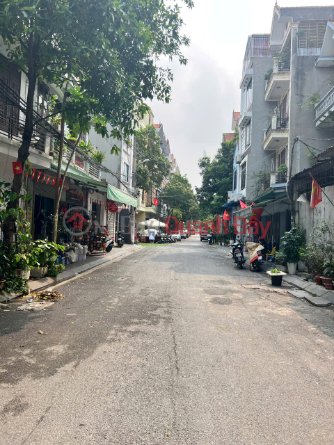 House for sale with two street frontages on Thanh Am Street - a road wide enough for two trucks to pass each other - with a refreshing lake view. _0