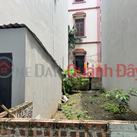 Land for sale in Thanh Am, Thuong Thanh, 33m2, 2 open spaces, car parking at the gate, only a little over 4 billion, negotiable. Contact 0936123469 _0