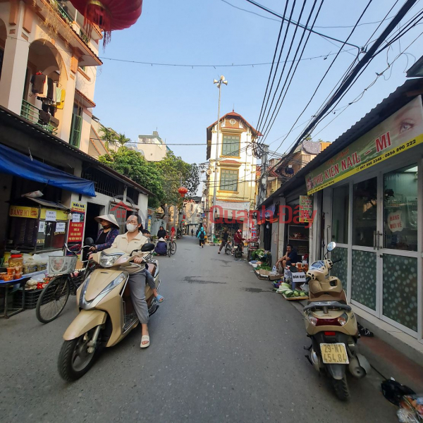 Land for sale in the center of Bat Trang, main road with no traffic congestion, 40m2, located in a bustling business area. Contact 0989894845 | Vietnam, Sales | đ 9.4 Billion