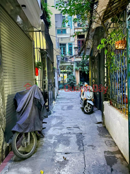 The owner rents a house at alley 89 Lac Long Quan, Cau Giay, Hanoi. Rental Listings