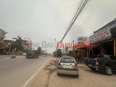 Owner urgently needs money and is selling land located on National Highway 3 - a road wide enough for many trucks to pass each other. _0