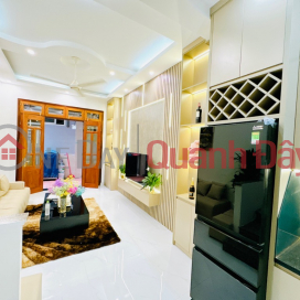 Bán nhà nguyễn hoàng ngay sau Đại học Thương Mại, 5 tầng 4 ngủ, 100 m otô, ngõ thông _0