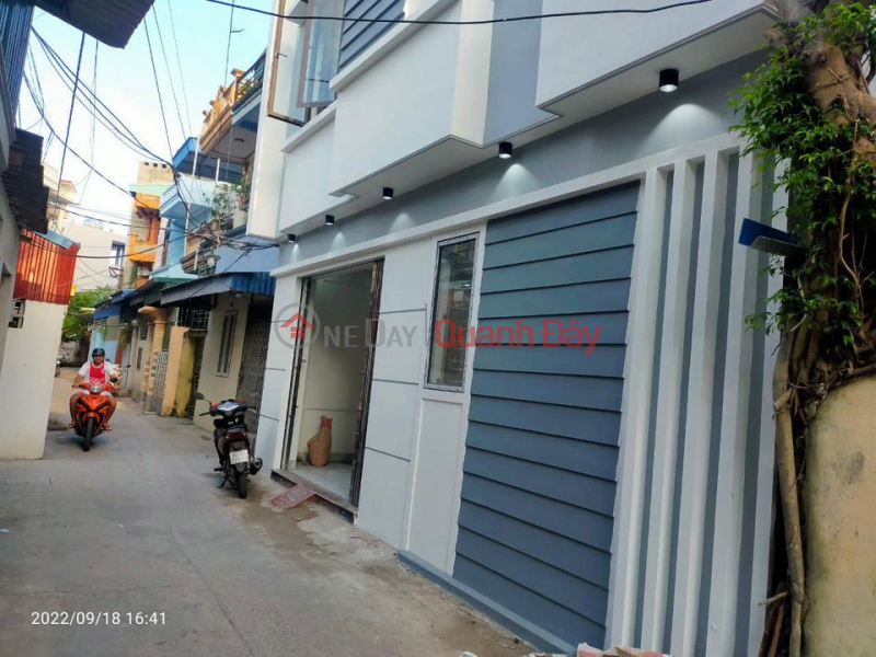 AN TRACH HOUSE FOR SALE Oto parked at Luong The Vinh Street Sales Listings