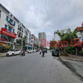 Land for sale in the center of Trau Quy town, Gia Lam has a beautiful 3-storey house on the land. Contact 0989894845 _0