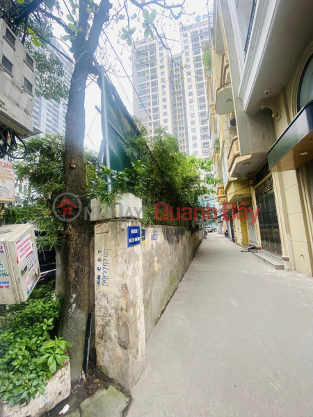 The family needs to sell a piece of land on Nguyen Khanh Toan street near Dao Tan, suitable for building or renting Sales Listings