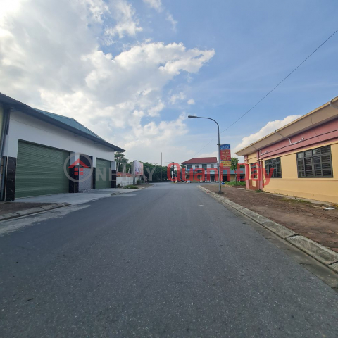 Land for sale in Duong Quang, Gia Lam, Hanoi. 350m2, 30m frontage, accessible by 7-seater car. Price: 10 billion VND (negotiable). Contact: 0989894845 _0