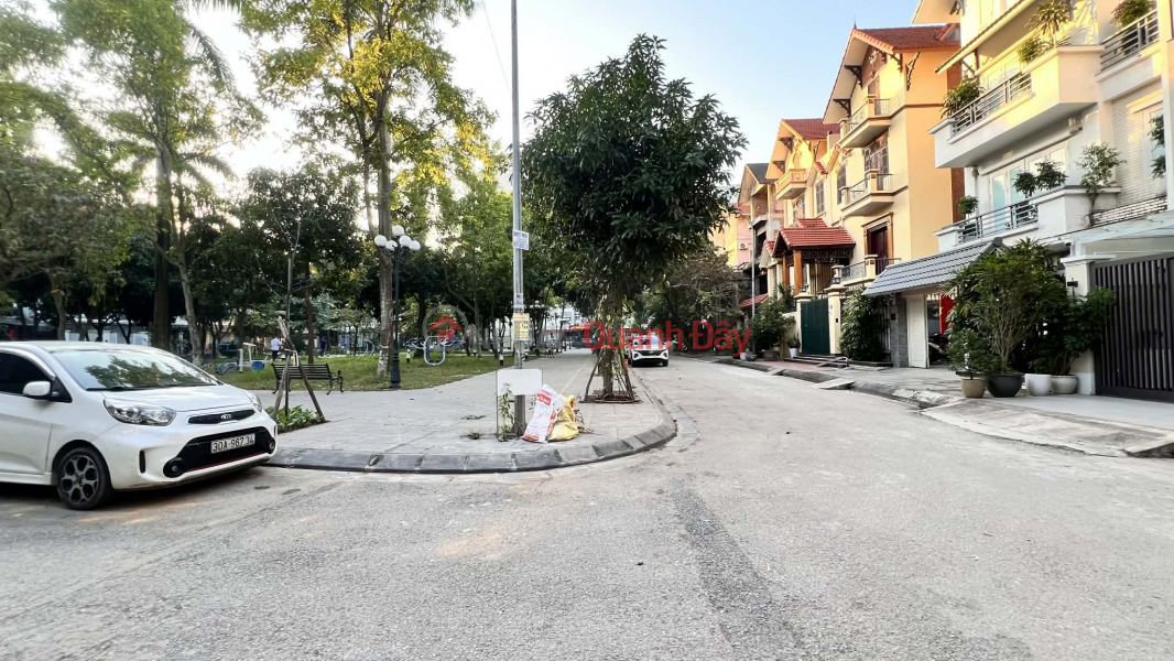 Property Search Vietnam | OneDay | Residential Sales Listings | Corner villa in Sai Dong, with sidewalks on three sides, car access, and a view of the green park.