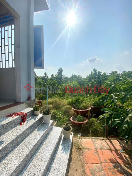 The owner sent for sale 739.6m² with 300m² of residential area in Dong Phu Long Commune, Vinh Long Lake. Sales Listings