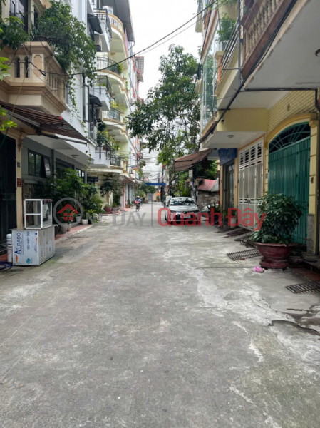 House for sale on Nguyen Chinh street, Tan Mai. Cars can park at the door and turn around. 45m2, price 10.8 billion. Sales Listings