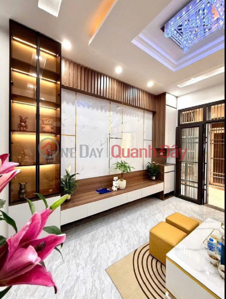 HOUSE IN THE CENTER OF THE DISTRICT, SMALL ALLEY, CARS CAN PARKING AT THE DOOR 40M\\/ 5 FLOORS, ONLY 4 BILLION | Vietnam | Sales | đ 4 Billion