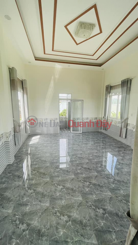 Solid ground floor house, new & luxurious, spacious and airy. Car to home. _0