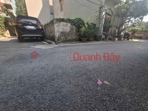 Land for sale, corner lot, alley 210 Duc Giang, area 31.7m, car access, asphalt, price over 4 billion, negotiable. Contact: 0936123469 _0