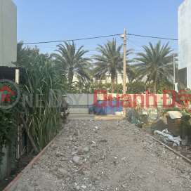 The owner is selling land of 60m2, with registered papers, near the market. 6m road, crowded residential area, trucks parked in front _0