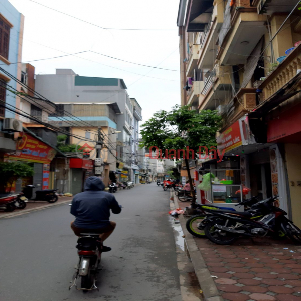 Three-story commercial property in a bustling area of Trau Quy, Gia Lam, Hanoi. 100m2 floor area, price 9 billion VND (negotiable). Contact 0989894845, Vietnam Sales, đ 9.79 Billion