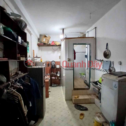 L2389* Sneaking out to view this apartment in District 6 because it's so cheap! _0