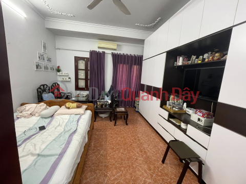 Rất hiếm! Bán nhà Hào Nam 32m2, 4 tầng, mặt tiền gần 4.2m, nhỉnh 13 tỷ, ô tô tránh, vỉa hè _0