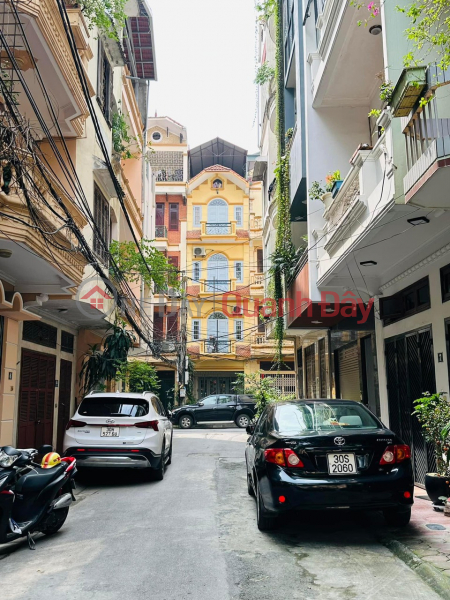 Selling 4-storey house on Minh Khai street. Pine Lane, Business, Car sleeping in the house. 43m2 price 10.5 billion. Sales Listings