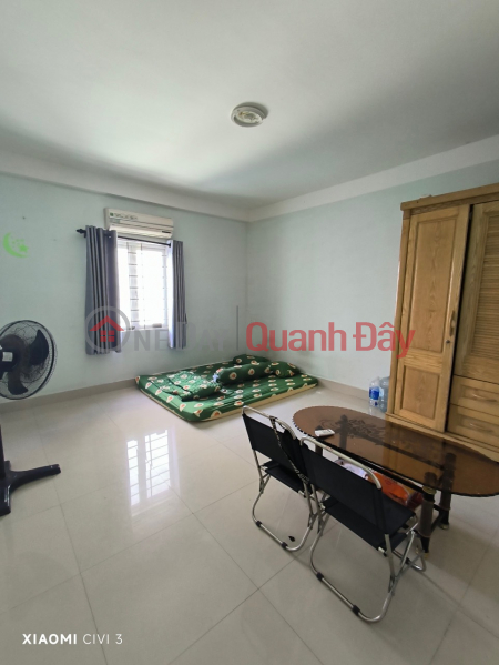 đ 12 Million/ month, 3-storey house for rent on April 30, Hai Chau. Empty living room, suitable for office and nail salon.