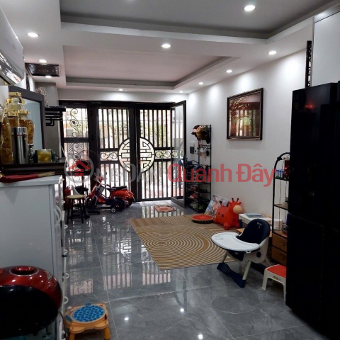 tập thể tầng 1 hoàng quốc việt DT 45/60m 6,5 tỷ ô tô đỗ cửa,kinh doanh _0