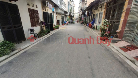 House for sale in C4, Phuc Dong subdivision, 35m2, car safe, price slightly over 7 billion, negotiable. Contact 0936123469 _0