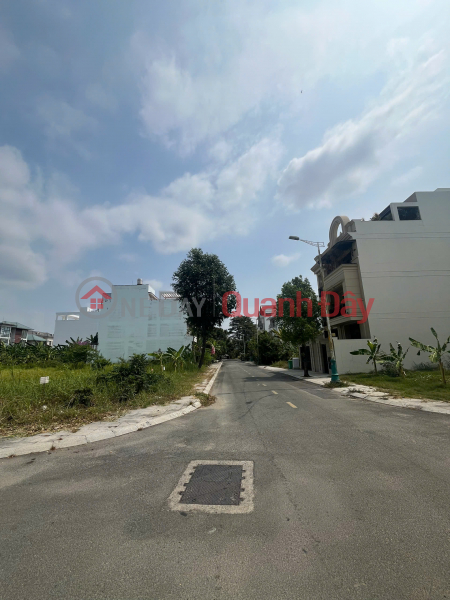 Selling a corner plot with two street frontages in the old Thu Thiem Villa residential area, District 2, at a good price – a rare opportunity. Sales Listings
