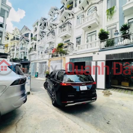 HOUSE IN CAR ALLEY RIGHT AT THISSO MART WITH FULL FACILITIES _0
