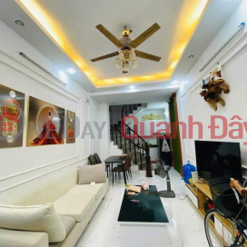 Ms. Hoa lives alone in a very large house in Tan Mai. Now she wants to sell it to move in with her daughter.<br \/> Area 36m² x 5 _0