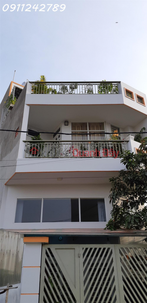 3-storey house 59m2 near Vinhomes, District 9 > Pine alley, Oto parked at the door _0