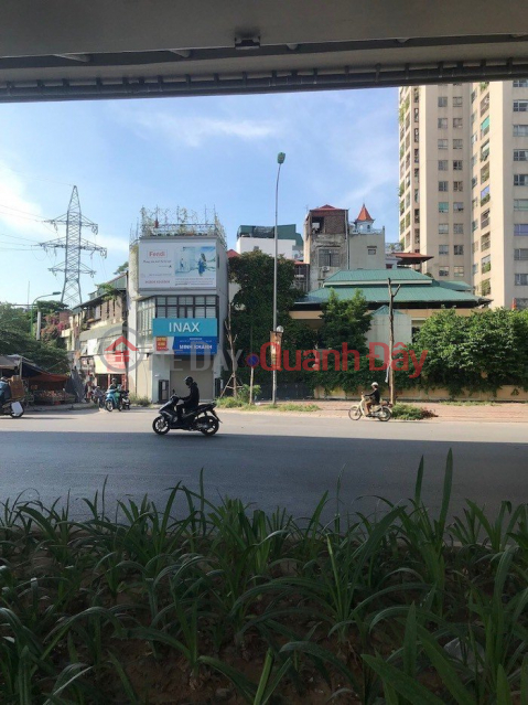 The owner immediately rents out the front house on Truong Chinh street for 50 million\/month _0