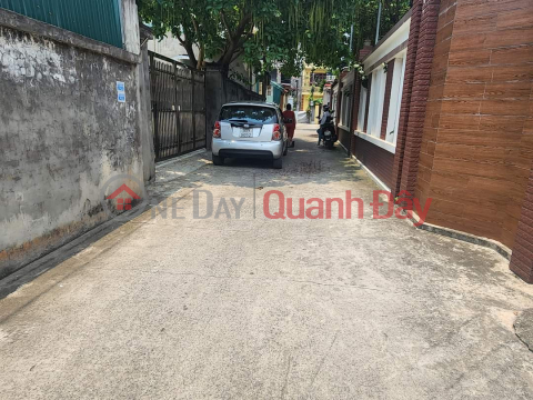 OWNER NEEDS TO SELL URGENTLY EXPENSIVE 3-STORY HOUSE, READY TO LIVE, SOLID CONCRETE. IN DONG ANH, OTO AVOIDING ROAD, PRICE 2.4 BILLION CTL, _0