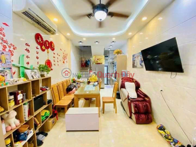 GIA ĐÌNH BÁN NHÀ 6 TẦNG DT:35M2 3 NGỦ GIÁ: 4.3 TỶ + FUN NỘI THẤT NGÕ 3M BA GÁC ĐẬU CỬA GẦN ROYAL CITY NGÃ TƯ Niêm yết bán