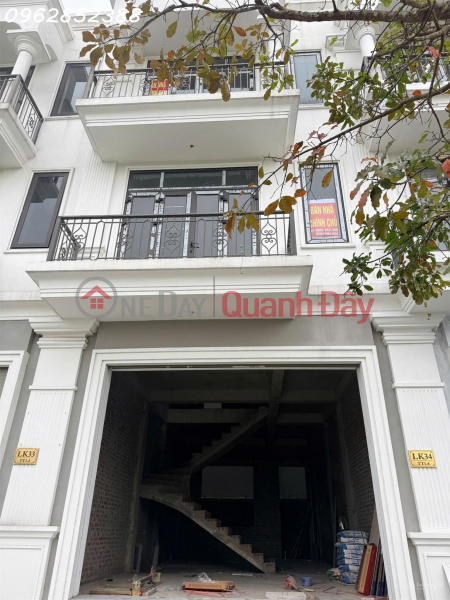 The owner is selling a townhouse at Calyx Residence, 319 Dong Anh, with a garden view. Sales Listings