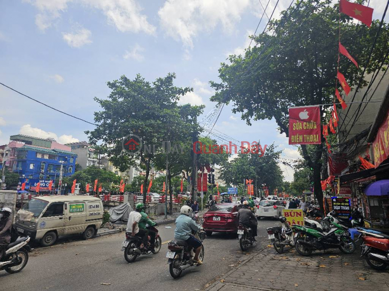 Owner selling house in Kim Giang, 52m², 4 floors, car access, convenient location, suitable for business, only 12.x billion VND. Sales Listings