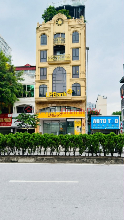 A building on Nguyen Van Cu street, 140m x 10 floors, 8.6m frontage, generating 4 billion VND\/year in rental income. _0
