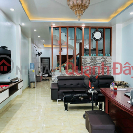 3-storey house, convenient location for shopping _0