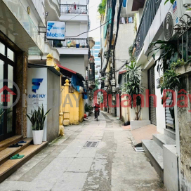 Owner sells private house on Giap Bat street, facing Thong alley. 45m × 6 floors. Registration number for cars to enter the house. Only 12 billion 3 _0