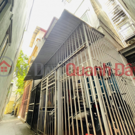The house has a sturdy frame and columns, allowing for additional floors. The house is on a bright corner lot, 80m from the car. _0