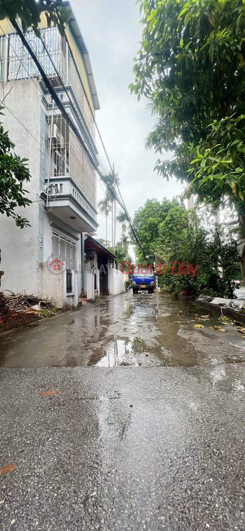 Selling 3-storey house built by local people _ car alley away from each other _ view of park in front of house _ fresh air _ quiet _ rest _0