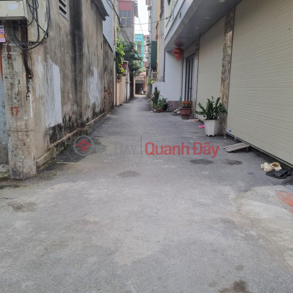 I sell a house with 2 frontages of 46.6m2 of land in area 382, Uy Coc commune, Dong Anh district, Hanoi. Wide paved road for cars. Sales Listings