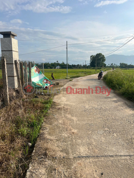 đ 4,55 tỷ Suối hiệp _ Diên Khánh
Chính chủ cần bán nhanh Diện tích 956 có 120m thổ . 
Lô góc 2 mặt tiền bao đẹp.